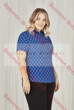 Load image into Gallery viewer, Easy Stretch Ladies Short Sleeve Blouse Daisy Print - Solomon Brothers Apparel