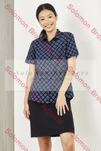 Load image into Gallery viewer, Easy Stretch Ladies Short Sleeve Blouse Daisy Print - Solomon Brothers Apparel