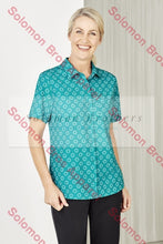 Load image into Gallery viewer, Easy Stretch Ladies Short Sleeve Blouse Daisy Print - Solomon Brothers Apparel