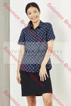 Load image into Gallery viewer, Easy Stretch Ladies Short Sleeve Blouse Daisy Print - Solomon Brothers Apparel
