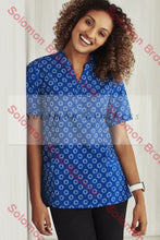 Load image into Gallery viewer, Easy Stretch Ladies Short Sleeve Tunic Daisy Print - Solomon Brothers Apparel
