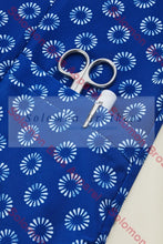 Load image into Gallery viewer, Easy Stretch Ladies Short Sleeve Tunic Daisy Print - Solomon Brothers Apparel
